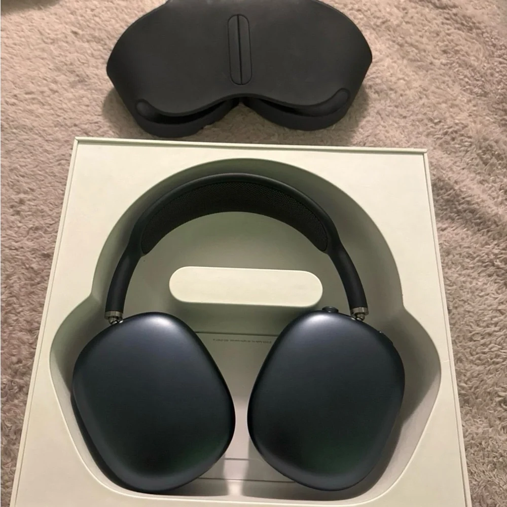 Apple AirPods Max (USB-C) – Midnight | In Great Condition! | Send an Offer!